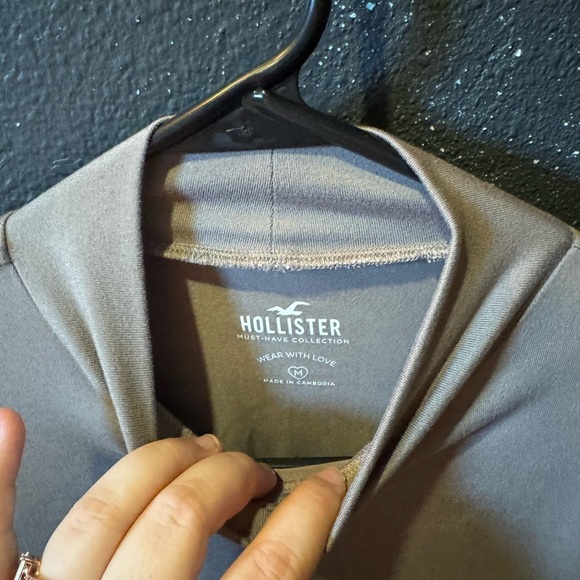 Hollister Cream Fitted Cropped Shirt with Mandarin Collar - Picture 2 of 3